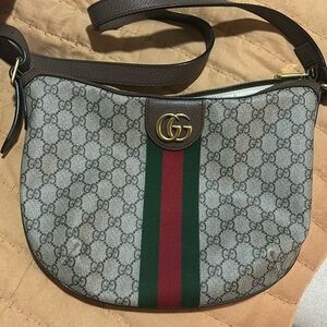 Barely used Gucci crossbody bag - great condition only worn a few times.